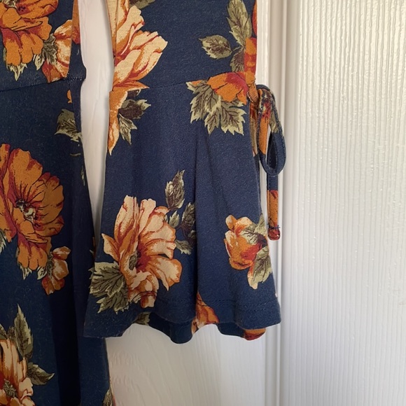 Floral bell sleeve dress - Small - Picture 3 of 6